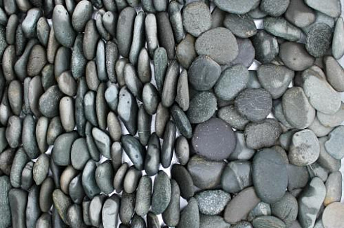 Kamenclub.ru: Галька речная плоская (темно-серая) фр. 70-150 мм. купить  в Челябинске галечник природный темно-серый серый синий речная плоская природная окатанная  9000 руб/т   фото КАМЕНЬ КЛУБ
