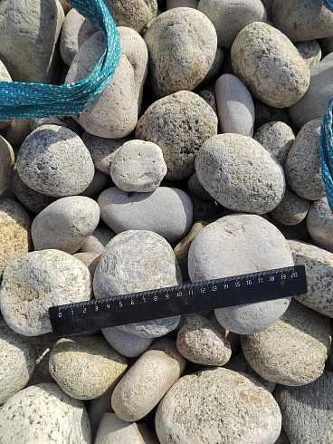 Kamenclub.ru: Галька речная окат (серо-белая) фр. 70-120 мм купить  в Челябинске галька галечник бело-серая, серо-белая, серая, белая речная природная галька  8000 руб/т   фото КАМЕНЬ КЛУБ