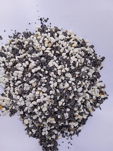 Kamenclub.ru: Мраморная крошка (щебень галтованный микс:: белый-черный) фр.5-10 мм  купить в Челябинске мрамор белый, черный, молочный, серый галтовка мраморная окатанная декоративная ландшафтная 15500 руб/т   фото КАМЕНЬ КЛУБ
