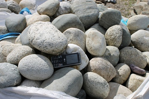 Kamenclub.ru: Речной валун (Ассорти) фр.100-300 мм.  купить в Челябинске галечник серый, темно-серый, светло-серый речная галька крупных размеров 4200 руб/т   фото КАМЕНЬ КЛУБ