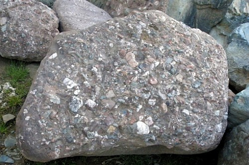 Kamenclub.ru: Конгломераты фр. 300-1000 мм.  купить в Челябинске кварц мрамор диабаз коричневый, серый зеленоватый речной валун крупный 6500 руб/т   фото КАМЕНЬ КЛУБ