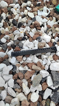 Kamenclub.ru: Мраморная крошка (щебень крошка микс : белый-черный-розовый) фр. 20-40 мм.  купить в Челябинске мрамор белый, черный, розовый декоративная ландшафтная крошка 12000 руб/т   фото КАМЕНЬ КЛУБ