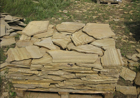 Kamenclub.ru: Песчаник пластушка желтый с разводом под дерево (2 см)  купить в Челябинске плитняк желтый с разводами, желтый, рыжий, серый песчаник пластушка рваная ландшафтная 11 000 руб/м3   фото КАМЕНЬ КЛУБ