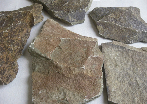 Kamenclub.ru: Песчаник пластушка "фонтанка" серо-зеленая (3,0-5,0 см)  купить в Челябинске песчаник серо-зеленая колотые плитки облицовочные пластушки 11400 руб/м3   фото КАМЕНЬ КЛУБ