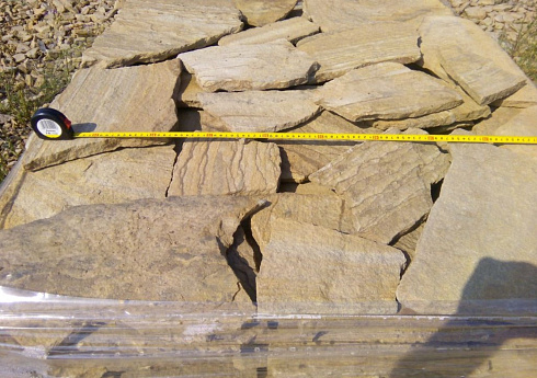 Kamenclub.ru: Песчаник пластушка желтый с разводом под дерево (2 см)  купить в Челябинске плитняк желтый с разводами, желтый, рыжий, серый песчаник пластушка рваная ландшафтная 11 000 руб/м3   фото КАМЕНЬ КЛУБ