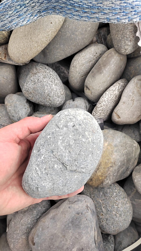 Kamenclub.ru: Галька речная окат (темно-серая) фр. 70-150 мм. купить  в Челябинске галька речная темно-серая, синяя, серая речная галька округлая  8000 руб/т   фото КАМЕНЬ КЛУБ