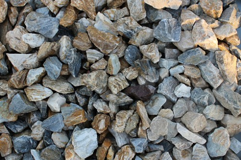 Kamenclub.ru: Мраморная крошка (щебень крошка медовый) фр. 20-40 мм.  купить в Челябинске мрамор бежевый рыжий желтый ландшафтная мраморная крошка 12000 руб/т   фото КАМЕНЬ КЛУБ