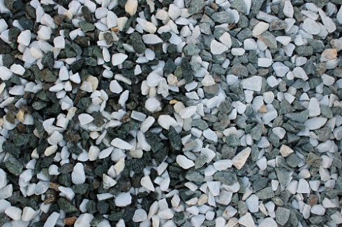 Kamenclub.ru: Мраморная крошка (щебень крошка микс: белый-зеленый) фр. 10-20 мм.  купить в Челябинске мрамор белый, зеленый каменная ландшафтная декоративная крошка щебня 9500 руб/т   фото КАМЕНЬ КЛУБ