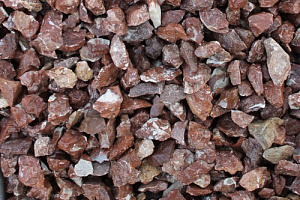 Kamenclub.ru: Мраморная крошка (щебень крошка розовый) фр. 20-40 мм.  купить в Челябинске мрамор розовый, красный мраморная крошка декоративная 11000 руб/т   фото КАМЕНЬ КЛУБ