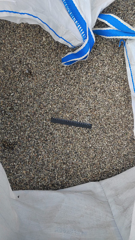 Kamenclub.ru: Галька речная окат (серая) фр.3-5 мм купить  в Челябинске галька речная серая бежевый темно-серый окатанный речной камень округлый 9500 руб/т   фото КАМЕНЬ КЛУБ