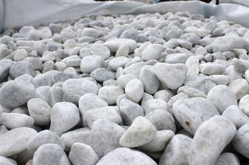 Kamenclub.ru: Мраморная крошка (щебень галтованный белый), фр.20-40 мм.  купить в Челябинске мрамор белый бежевый молочный мраморный щебень декоративный 17000 руб/т   фото КАМЕНЬ КЛУБ