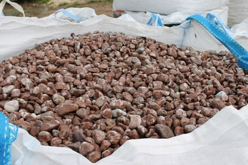 Kamenclub.ru: Мраморная крошка (щебень галтованный розовый) фр.10-20 мм.  купить в Челябинске мрамор розовый, красный ландшафтный декоративный окатанный округлый щебень 15000 руб/т   фото КАМЕНЬ КЛУБ