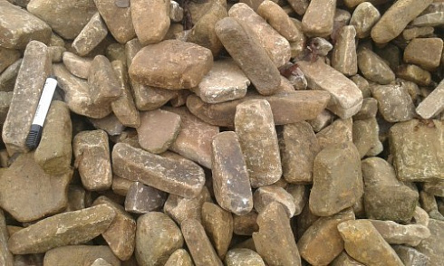 Kamenclub.ru: Песчаник для строительства и кладки блочный (фр 100-200 мм)  купить в Челябинске песчаник бежевый серый рыжий валун мелкий для строительства песчаник 6500 руб/т   фото КАМЕНЬ КЛУБ