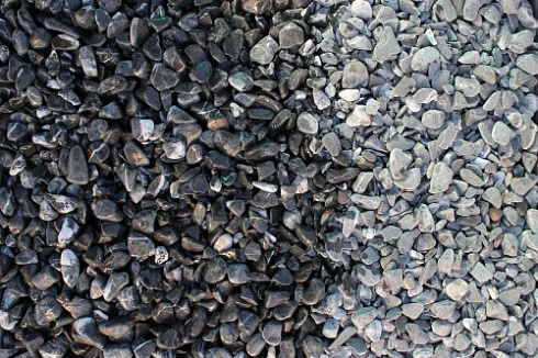 Kamenclub.ru: Щебень галтованный черный (мрамор) фр.10-20 мм.  купить в Челябинске мрамор черный с белыми прожилками, черный, белый окатанный округлый ландшафтный декоративный щебень 15000 руб/т   фото КАМЕНЬ КЛУБ