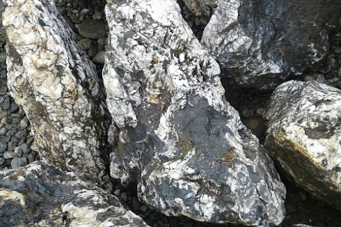 Kamenclub.ru: Черный гранит - кварцит фр. 500-1000 мм.  купить в Челябинске гранит кварцит черный серый белый скальный колотый валун 9750 руб/т   фото КАМЕНЬ КЛУБ