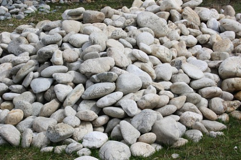 Kamenclub.ru: Бело-серый валунчик фр.100-300 мм.  купить в Челябинске крупный камень для ландшафта серый, белый бело-серый валун крупная галька 4500 руб/т   фото КАМЕНЬ КЛУБ