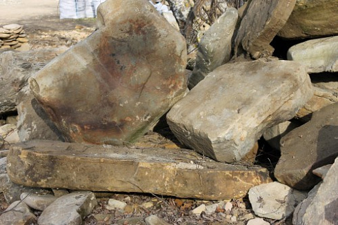 Kamenclub.ru: Песчаник плиты - плахи - пошаговые дорожки (фр. 70-150 мм)  купить в Челябинске песчаник серый бежевый желтый зеленый колотый песчаник строительный 6500 руб/т   фото КАМЕНЬ КЛУБ