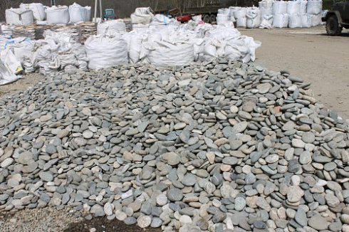 Kamenclub.ru: Галька речная плоская (ассорти) фр. 70-150 мм. купить  в Челябинске галька галечник серый белый темно-серый синий светло-серый плоская природная галька  9000 руб/т   фото КАМЕНЬ КЛУБ