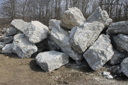 Kamenclub.ru: Мраморизированный известняк фр.500-1500 мм.  купить в Челябинске    10000 руб/т   фото КАМЕНЬ КЛУБ