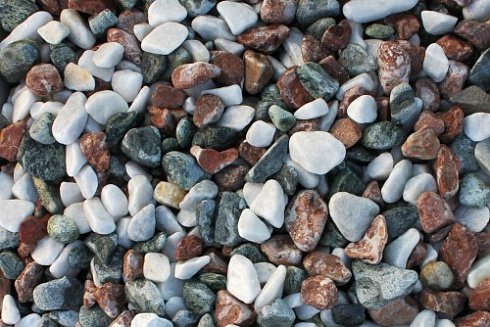 Kamenclub.ru: Мраморная крошка (щебень галтованный микс:: серый-зеленый-розовый) фр.10-20 мм.  купить в Челябинске мрамор серый, зеленый, розовый щебень окатанный округлый декоративный ландшафтный 15500 руб/т   фото КАМЕНЬ КЛУБ