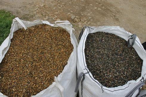 Kamenclub.ru: Галька окат (серо-желтая) фр.10-20 мм. купить  в Челябинске галька серо-желтая, рыжая, серый речная окатанная округлая галька 5000 руб/т   фото КАМЕНЬ КЛУБ