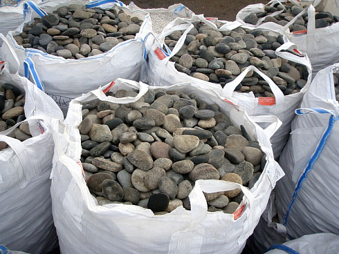 Kamenclub.ru: Галька речная плоская (ассорти) фр. 100-200-300 мм. купить  в Челябинске галька плоская разноцветная серый белый темно-серый синий речная галька ландшафтная 8000 руб/т   фото КАМЕНЬ КЛУБ