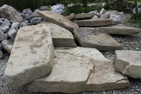 Kamenclub.ru: Песчаник плиты - плахи - пошаговые дорожки (фр. 70-150 мм)  купить в Челябинске песчаник серый бежевый желтый зеленый колотый песчаник строительный 6500 руб/т   фото КАМЕНЬ КЛУБ