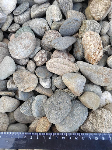 Kamenclub.ru: Галька речная окат (пестрая) фр. 20-40 мм. купить  в Челябинске галька речная пестрая, серая, серые оттенки галька речная окатанная округлая 5000 руб/т   фото КАМЕНЬ КЛУБ