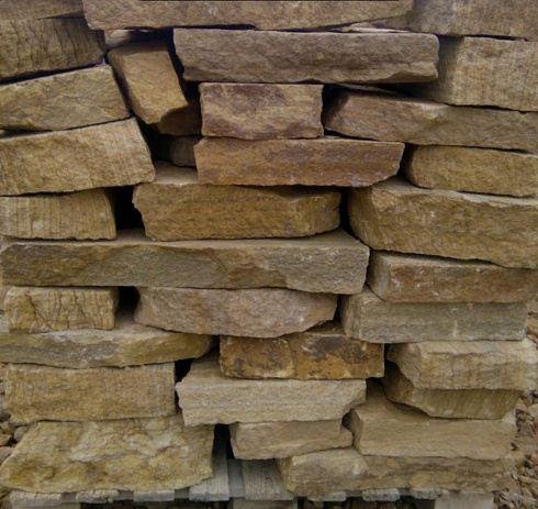 Kamenclub.ru: Песчаник пластушка желтый с рисунком (7-15 см)  купить в Челябинске плитняк - пластушка - бут желтый песчаник 10200 руб/м3   фото КАМЕНЬ КЛУБ