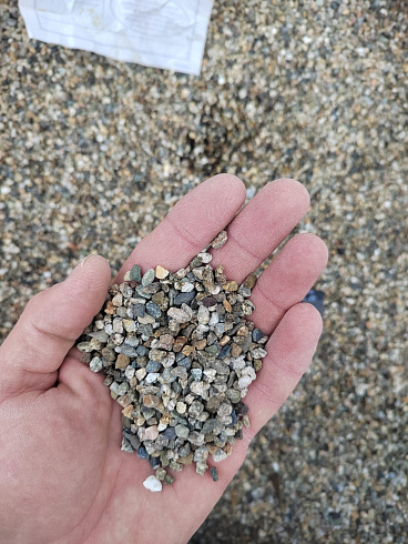 Kamenclub.ru: Галька речная окат (серая) фр.3-5 мм купить  в Челябинске галька речная серая бежевый темно-серый окатанный речной камень округлый 9500 руб/т   фото КАМЕНЬ КЛУБ