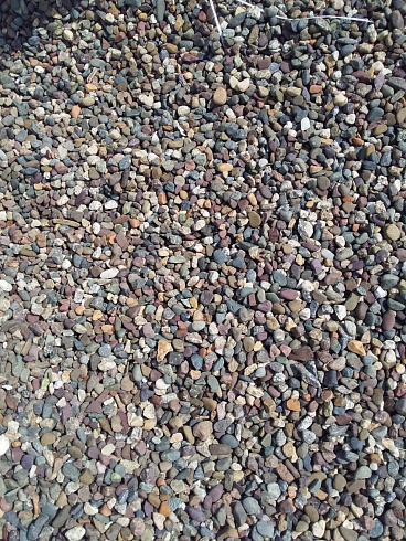 Kamenclub.ru: Галька речная окат цветная фр.5-10 мм. купить  в Челябинске галька речная белый, серый, красноватый, синий, темно-серый речная окатанная галька декоративная 6800 руб/т   фото КАМЕНЬ КЛУБ