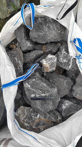Kamenclub.ru: Черный мрамор скальник фр. 100-500 мм.  купить в Челябинске мрамор черный белый серый крупный колотый валун ландшафтный 8500 руб/т   фото КАМЕНЬ КЛУБ