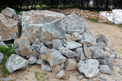 Kamenclub.ru: Гранит скальник (серо-зеленый) фр. 500-1500 мм.  купить в Челябинске гранит мрамор  серый зеленый темно-серый глыба скальная колотая ландшафтная 7 500 руб/т   фото КАМЕНЬ КЛУБ