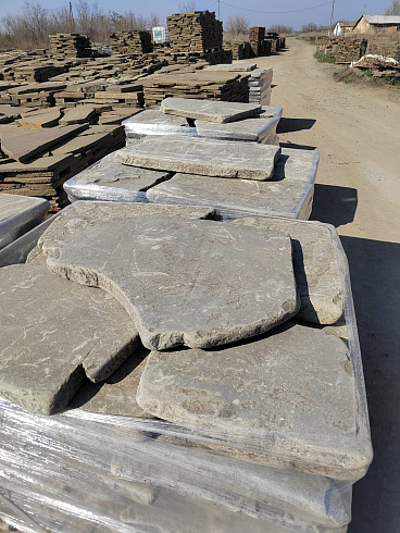 Kamenclub.ru: Песчаник пластушка галтованная светло-серая (3,0 см)  купить в Челябинске песчаник светло-серый, серый ландшафтный камень рваный колотый 21000 руб/м3   фото КАМЕНЬ КЛУБ