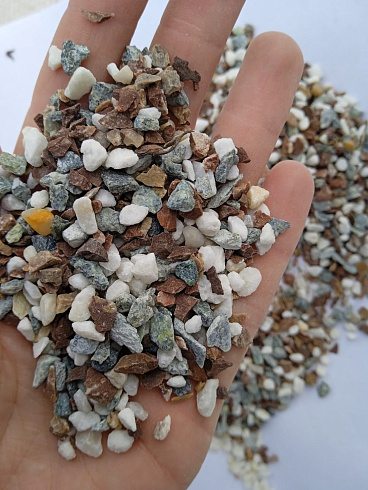 Kamenclub.ru: Мраморная крошка (щебень крошка микс: белый-зеленый-розовый) фр. 3-5 мм.  купить в Челябинске мрамор белый, зеленый, розовый мраморная декоративная крошка каменная 12000 руб/т   фото КАМЕНЬ КЛУБ