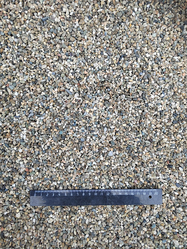 Kamenclub.ru: Галька речная окат (серая) фр.3-5 мм купить  в Челябинске галька речная серая бежевый темно-серый окатанный речной камень округлый 9500 руб/т   фото КАМЕНЬ КЛУБ