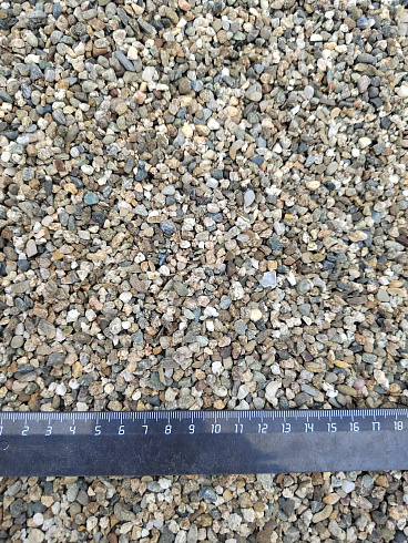 Kamenclub.ru: Галька речная окат (серая) фр.3-5 мм купить  в Челябинске галька речная серая бежевый темно-серый окатанный речной камень округлый 9500 руб/т   фото КАМЕНЬ КЛУБ