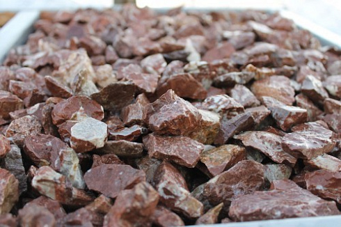 Kamenclub.ru: Мраморная крошка (щебень крошка розовый) фр. 20-40 мм.  купить в Челябинске мрамор розовый, красный мраморная крошка декоративная 11000 руб/т   фото КАМЕНЬ КЛУБ