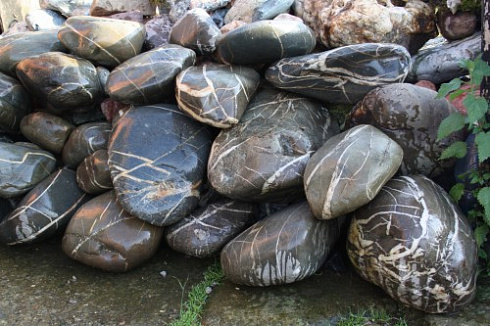 Kamenclub.ru: Валунчик Паутинник фр.100-300 мм  купить в Челябинске крупный природный камень галечник темно-серый с прожилками белый черный речной валунчик 5000 руб/т   фото КАМЕНЬ КЛУБ