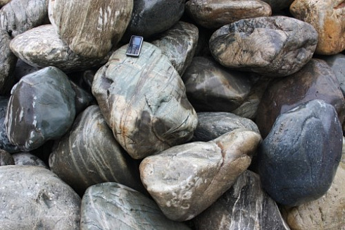 Kamenclub.ru: Речной валун Кабанчик фр.300-500 мм.  купить в Челябинске крупный природный камень галька серый, темно-серый речной валун галечник масштабный 7000 руб/т   фото КАМЕНЬ КЛУБ