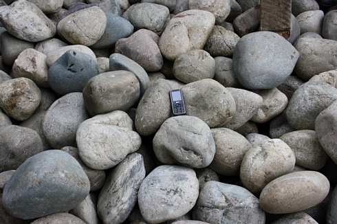 Kamenclub.ru: Темно-серый валунчик фр.100-300 мм.  купить в Челябинске крупный природный камень серый, темно-серый, светло-серый речная галька большого размера окатанная 4500 руб/т   фото КАМЕНЬ КЛУБ