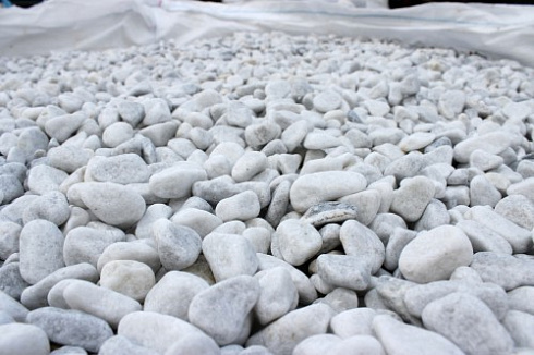 Kamenclub.ru: Мраморная крошка (щебень галтованный белый) фр.10-20 мм.  купить в Челябинске мрамор белый, молочный, айвори окатанный округлый декоративный ландшафтный щебень 17000 руб/т   фото КАМЕНЬ КЛУБ