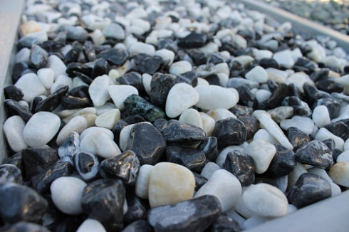 Kamenclub.ru: Мраморная крошка (щебень галтованный микс:белый-черный) фр.10-20 мм.  купить в Челябинске мрамор белый, черный окатанные округлые декоративные ландшафтные камни щебня 15500 руб/т   фото КАМЕНЬ КЛУБ