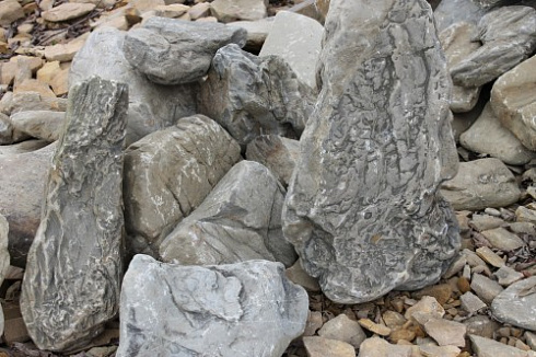 Kamenclub.ru: Песчаник декоративный ландшафтный (фр. 300-500 мм)  купить в Челябинске песчаник желтый рыжий серый зеленый валун речной окатанный природный песчаника 4 500 руб/т   фото КАМЕНЬ КЛУБ