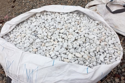 Kamenclub.ru: Мраморная крошка (щебень галтованный белый), фр.20-40 мм.  купить в Челябинске мрамор белый бежевый молочный мраморный щебень декоративный 17000 руб/т   фото КАМЕНЬ КЛУБ