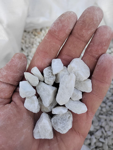 Kamenclub.ru: Мраморная крошка, щебень, цвет-белый, фр. 10-20 мм.  купить в Челябинске мрамор белый, молочный айвори каменная ландшафтная декоративная крошка шебня 12000 руб/т   фото КАМЕНЬ КЛУБ