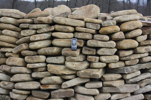 Kamenclub.ru: Песчаник для мощения дорожек, площадок, парковок ( фр 5-10 см)  купить в Челябинске песчаник  серый желтый коричневый рыжий песчаник оголтованный окатанный 6500 руб/т   фото КАМЕНЬ КЛУБ