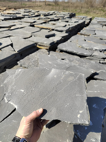 Kamenclub.ru: Песчаник пластушка светло-серый (2,0 см)  купить в Челябинске плитняк- ластушка светло-серый, серый рваный ландшафтный плитняк колотый 13800 руб/м3   фото КАМЕНЬ КЛУБ