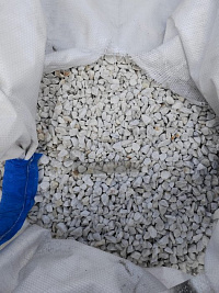 Kamenclub.ru: Мраморная крошка, щебень, цвет-белый, фр. 10-20 мм.  купить в Челябинске мрамор белый, молочный айвори каменная ландшафтная декоративная крошка шебня 12000 руб/т   фото КАМЕНЬ КЛУБ