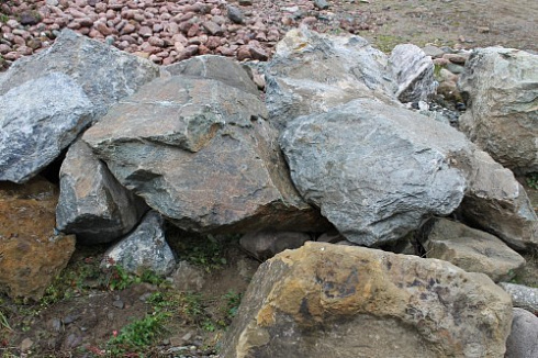 Kamenclub.ru: Змеевик скальник фр. 500-1500 мм.  купить в Челябинске змеевик зеленый серый черный глыба скальная колотая 7500 руб/т   фото КАМЕНЬ КЛУБ